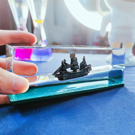 Cruise Ship Fluid Drift Bottle – Mesmerizing Ocean Desk Decor